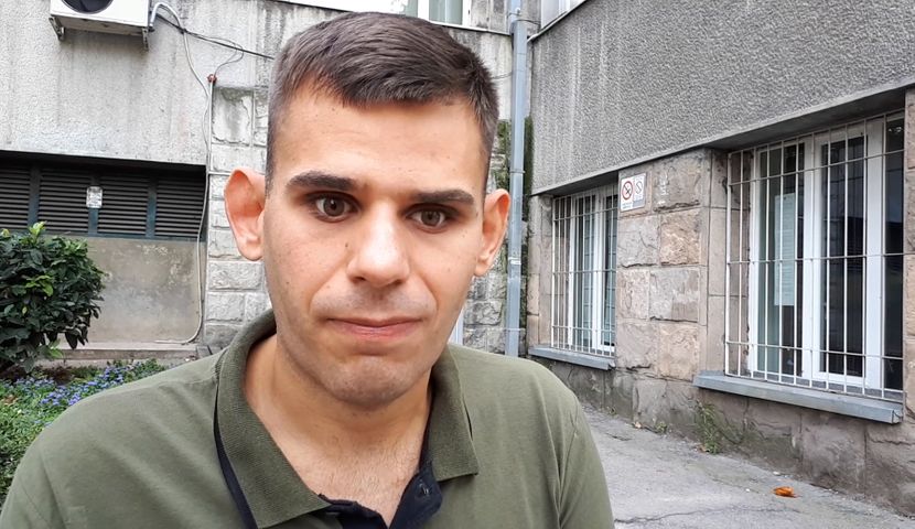 Тој е слеп од 2-годишна возраст, но тоа не го спречило да заврши факултет со 9,76, да научи неколку јазици и да се вработи.
