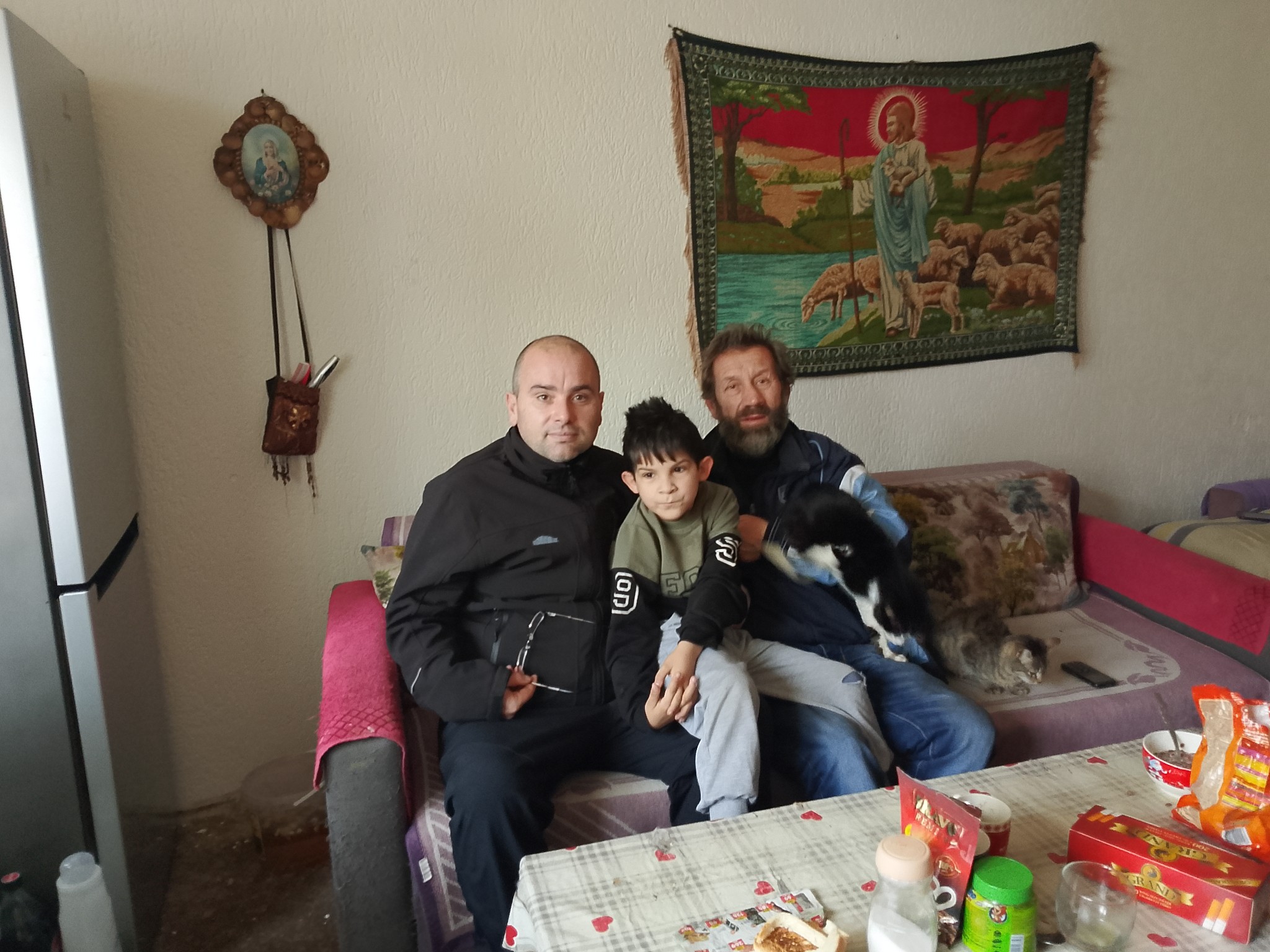 Седумгодишниот син на свирепо убиената Емилија Пешева од Штип доби комплетно нова реновирана соба и после 23 години фамилија Пешеви имаат комплетно ново купатило .